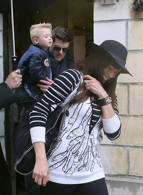 Robin Thicke, sa femme Paula Patton et leur fils Julian se promenent dans les rues de Paris. Le 16 octobre 2013