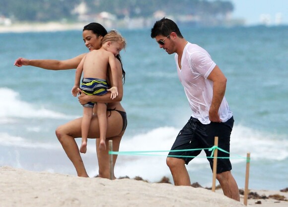 Robin Thicke, sa femme Paula Patton, et leur fils Julian en vacances a Miami, le 28 aout 2013.