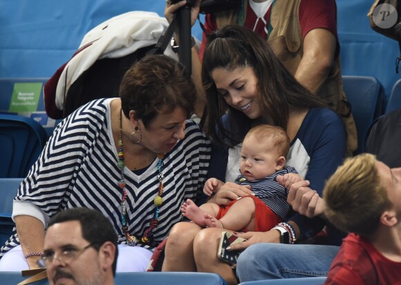 Michael Phelps a remporté sous les yeux de sa mère Debbie Phelps, sa fiancée Nicole Johnson et leur fils de 3 mois, Boomer, la médaille d'or du 4x100 m nage libre avec le relais américain le 7 août 2016 aux Jeux olympiques de Rio de Janeiro. © Lionel Hahn/ABACAPRESS.COM