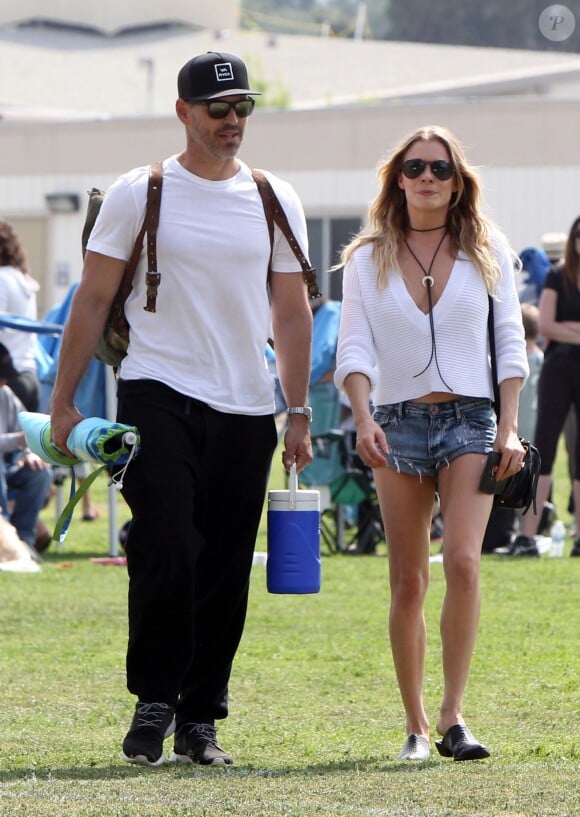 Eddie Cibrian, accompagné de sa femme LeAnn Rimes, assiste au match de son fils Jake Cibrian à Woodland Hills. Le 20 mars 2016