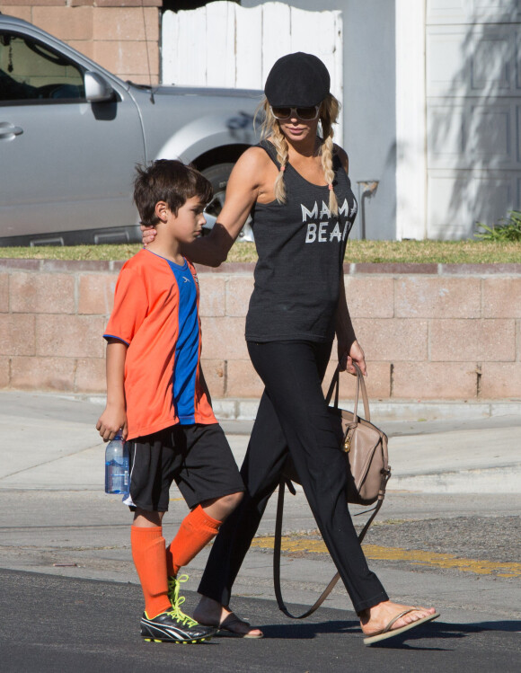 Brandi Glanville récupère son fils Jake au football à Woodland Hills le 7 novembre 2015.  'Real Housewives' star Brandi Glanville was spotted catching her son's soccer game in Woodland Hills, California on November 7, 2015.07/11/2015 - Woodland Hills