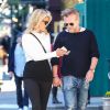 John Mellencamp se promène en amoureux avec sa compagne Christie Brinkley dans les rues de New York, le 24 avril 2016.