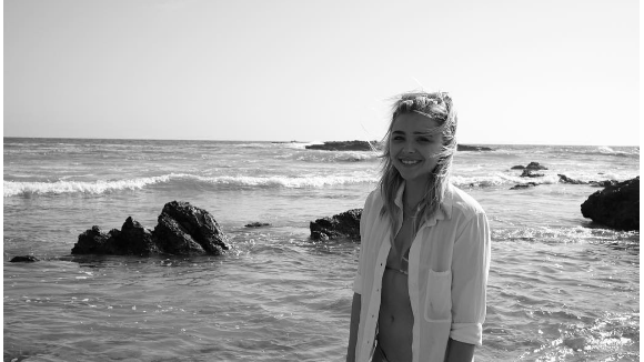 Chloë Grace Moretz topless à la plage, sublimée par son chéri Brooklyn Beckham