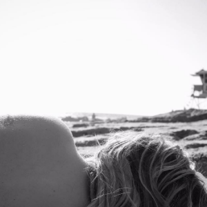 Chloë Grace Moretz topless lors d'une journée plage avec son amoureux Brooklyn Beckham. Photo publiée sur Instagram en août 2016