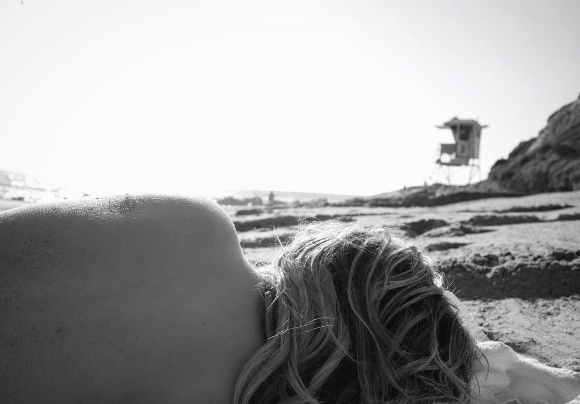 Chloë Grace Moretz topless lors d'une journée plage avec son amoureux Brooklyn Beckham. Photo publiée sur Instagram en août 2016
