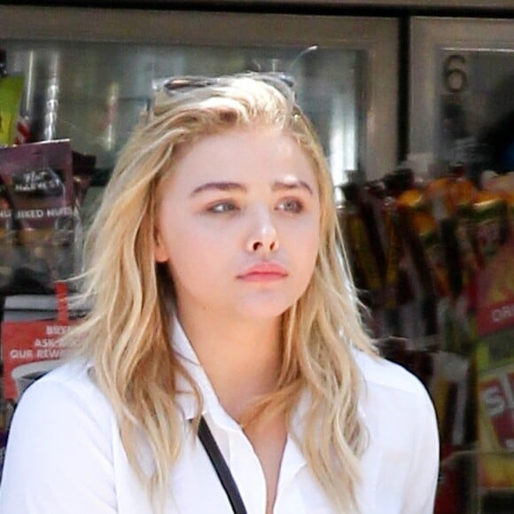 Exclusif - Chloë Grace Moretz et son petit ami Brooklyn Beckham mettent de l'essence dans leur voiture à Los Angeles, le 4 aout 2016