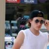 Exclusif - Chloë Grace Moretz et son petit ami Brooklyn Beckham mettent de l'essence dans leur voiture à Los Angeles, le 4 aout 2016