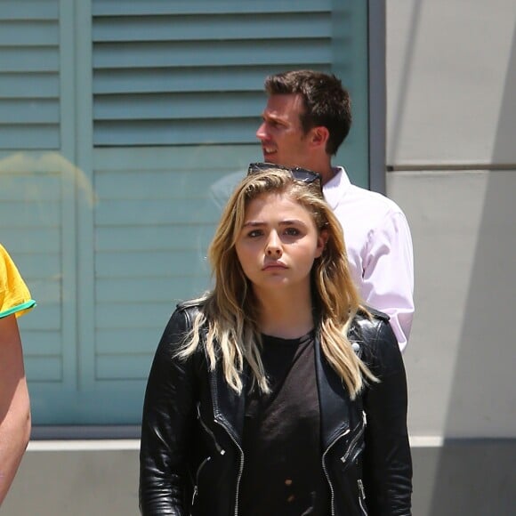 Chloë Grace Moretz et son compagnon Brooklyn Beckham se promènent main dans la main dans les rues de Beverly Hills. Les amoureux sont allés dans un centre dermatologique et ont ensuite déjeuné au restaurant Sugar Fish. le 30 juin 2016