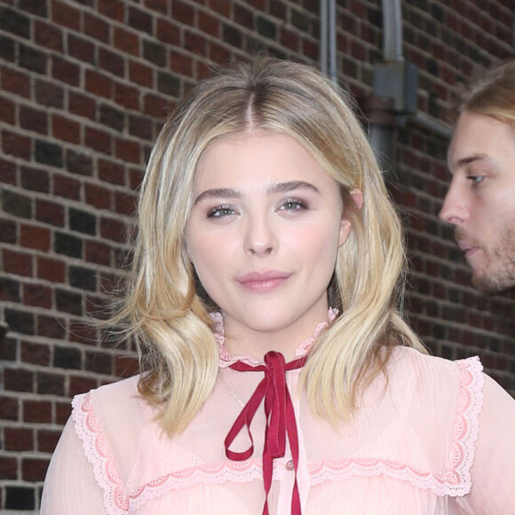 Chloe Grace Moretz arrive à l'émission 'Late Show With Stephen Colbert' à New York, le 10 mai 2016