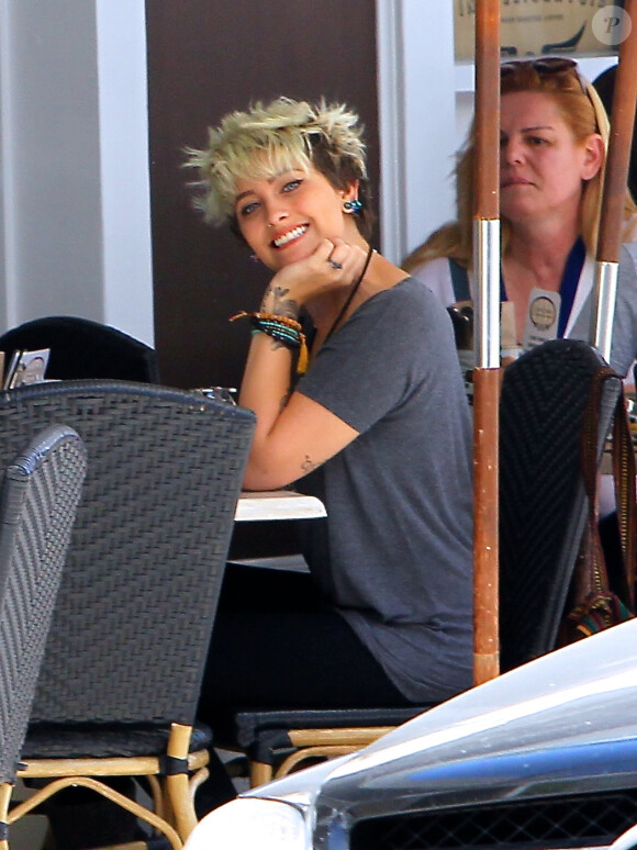 Paris Jackson déjeune avec son compagnon Michael Snoody à Los Angeles le 9 juillet 2016. © CPA / Bestimage