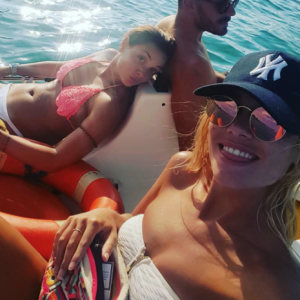 Priscilla Betti et Joy Esteher en vacances en Sicile, début août 2016.