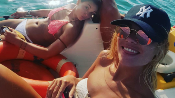 Priscilla Betti et Joy Esther en bikini : Deux copines sensuelles en Sicile