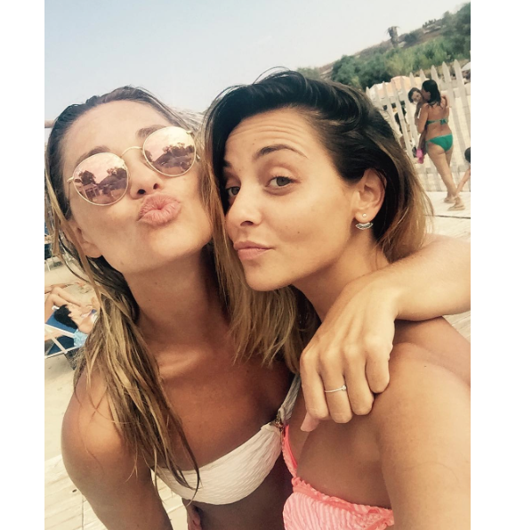 La chanteuse Priscilla Betti et Joy Esteher en vacances en Sicile, début août 2016.