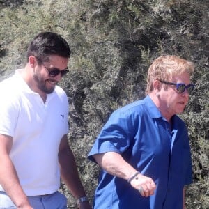 Elton John et son mari David Furnish quittent le club 55 à Saint-Tropez le 12 août 2016. Ils sont avec leurs enfants Elijah et Zachary.