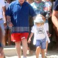 Elton John et son mari David Furnish quittent le club 55 à Saint-Tropez le 12 août 2016. Ils sont avec leurs enfants Elijah et Zachary.