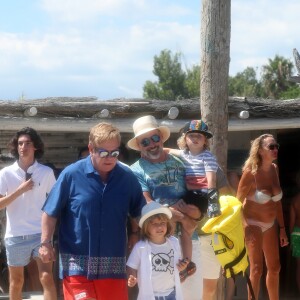 Elton John et son mari David Furnish quittent le club 55 à Saint-Tropez le 12 août 2016. Ils sont avec leurs enfants Elijah et Zachary.