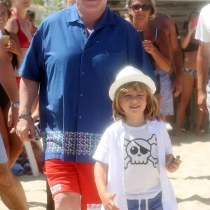 Elton John et son mari David Furnish quittent le club 55 à Saint-Tropez le 12 août 2016. Ils sont avec leurs enfants Elijah et Zachary.