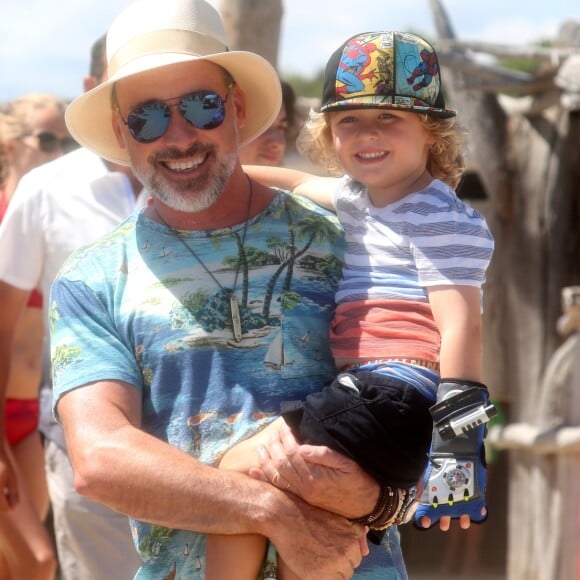 Elton John et son mari David Furnish quittent le club 55 à Saint-Tropez le 12 août 2016. Ils sont avec leurs enfants Elijah et Zachary.