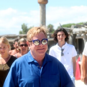 Elton John et son mari David Furnish quittent le club 55 à Saint-Tropez le 12 août 2016. Ils sont avec leurs enfants Elijah et Zachary.