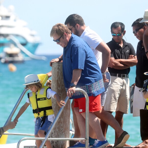 Elton John et son mari David Furnish quittent le club 55 à Saint-Tropez le 12 août 2016. Ils sont avec leurs enfants Elijah et Zachary.