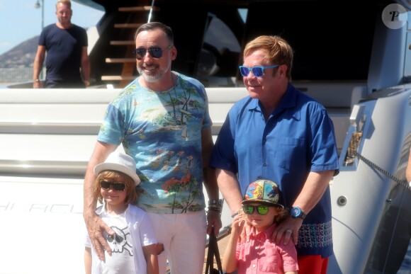Elton John et son mari David Furnish quittent le club 55 à Saint-Tropez le 12 août 2016. Ils sont avec leurs enfants Elijah et Zachary.
