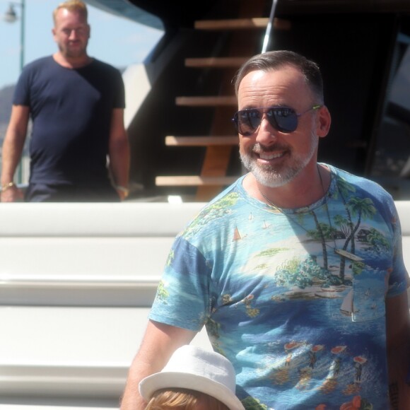 Elton John et son mari David Furnish quittent le club 55 à Saint-Tropez le 12 août 2016. Ils sont avec leurs enfants Elijah et Zachary.