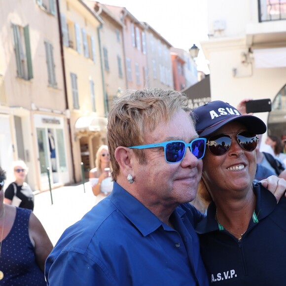 Elton John, son mari David Furnish et leurs enfants Zachary et Elijah se promènent à Saint-Tropez le 12 août 2016.