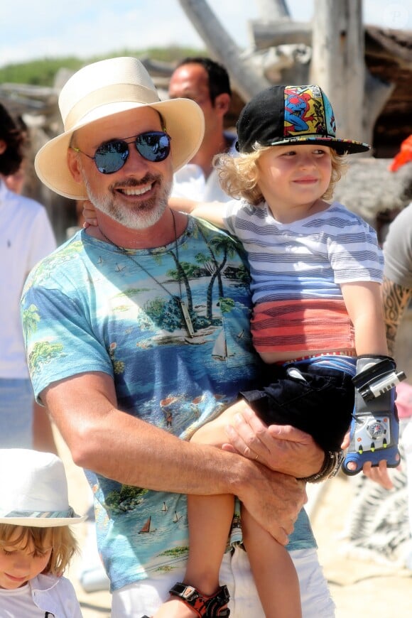 David Furnish et Elijah - Elton John et son mari David Furnish se baladent avec leurs enfants Zachary et Elijah à Saint Tropez le 12 août 2016.