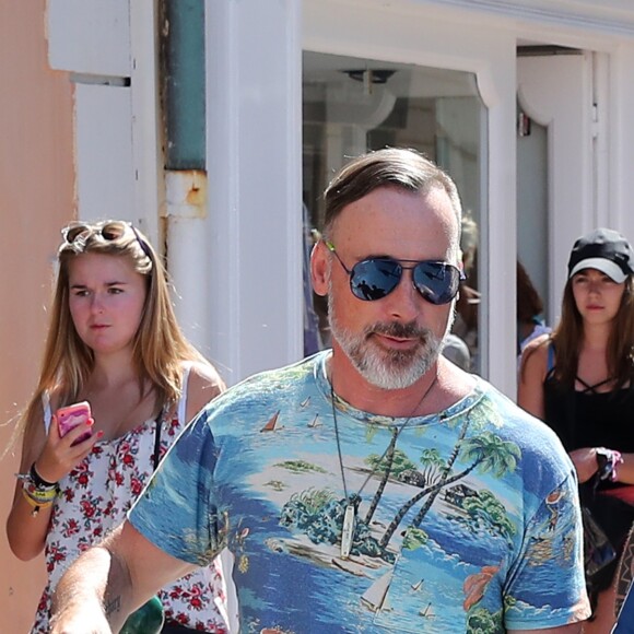 Elton John et son mari David Furnish se baladent avec leurs enfants Zachary et Elijah à Saint Tropez le 12 août 2016.