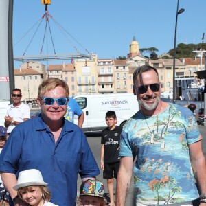 Elton John et son mari David Furnish se baladent avec leurs enfants Zachary et Elijah à Saint Tropez le 12 août 2016.