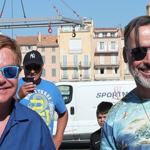 Elton John et son mari David Furnish se baladent avec leurs enfants Zachary et Elijah à Saint Tropez le 12 août 2016.