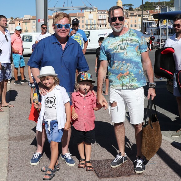 Elton John et son mari David Furnish se baladent avec leurs enfants Zachary et Elijah à Saint Tropez le 12 août 2016.