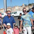 Elton John et son mari David Furnish se baladent avec leurs enfants Zachary et Elijah à Saint Tropez le 12 août 2016.