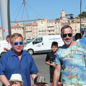 Elton John et son mari David Furnish se baladent avec leurs enfants Zachary et Elijah à Saint Tropez le 12 août 2016.