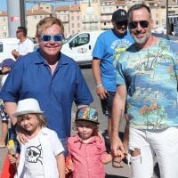 Elton John à Saint-Tropez : Shopping et détente en famille, la star resplendit