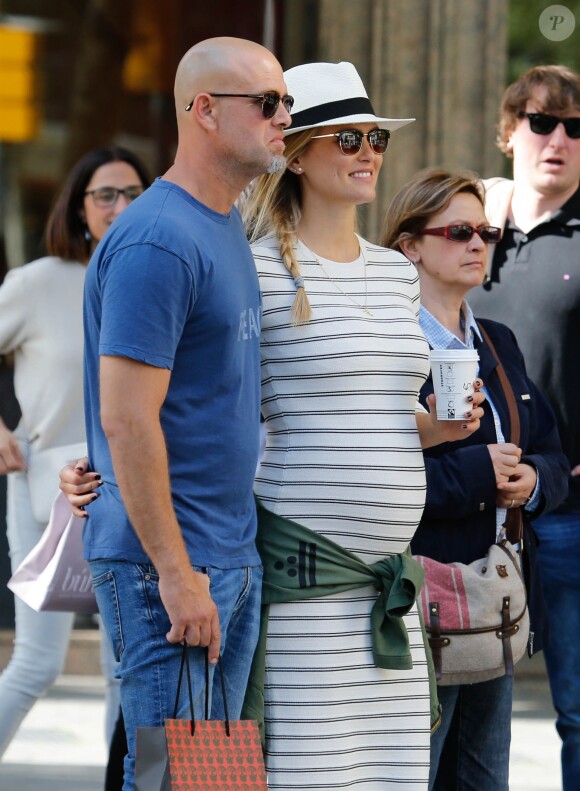 Bar Refaeli, enceinte et son mari Adi Ezra se promènent lors de leurs vacances à Barcelone, le 26 mai 2016.