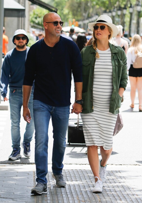 Bar Refaeli, enceinte et son mari Adi Ezra se promènent lors de leurs vacances à Barcelone, le 26 mai 2016.