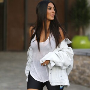 Kim Kardashian vêtue d'une chemise blanche et d'un short noir aux studios de Westlake le 12 aout 2016.