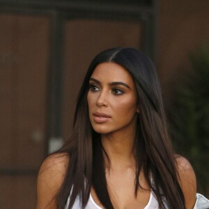 Kim Kardashian vêtue d'une chemise blanche et d'un short noir aux studios de Westlake le 12 aout 2016.