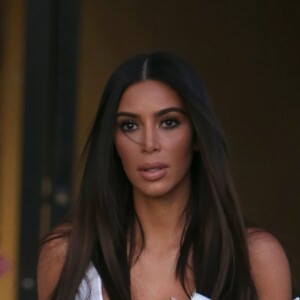 Kim Kardashian vêtue d'une chemise blanche et d'un short noir aux studios de Westlake le 12 aout 2016.