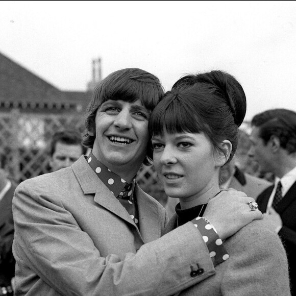 Ringo Starr avec sa première femme Maureen Cox en 1965, peu après leur mariage. © LFI/ABACA.