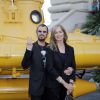 Ringo Starr et son épouse Barbara posent devant un sous-marin jaune lors du vernissage de l'exposition Passion / Ocean le 24 septembre 2013 au Musée Océanographique de Monaco.