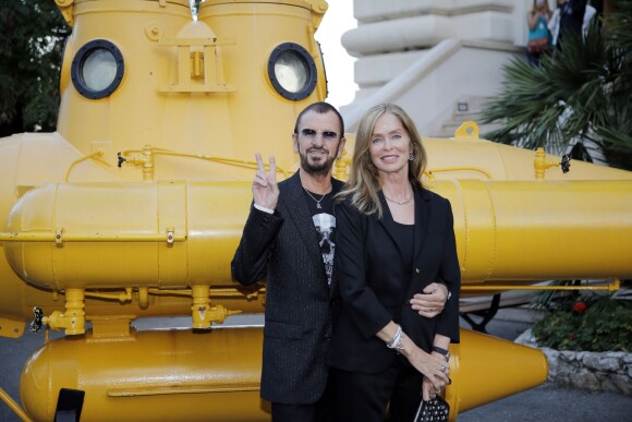 Ringo Starr et son épouse Barbara posent devant un sous-marin jaune lors du vernissage de l'exposition Passion / Ocean le 24 septembre 2013 au Musée Océanographique de Monaco.