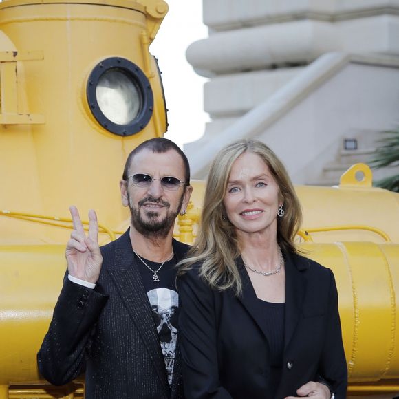 Ringo Starr et son épouse Barbara posent devant un sous-marin jaune lors du vernissage de l'exposition Passion / Ocean le 24 septembre 2013 au Musée Océanographique de Monaco.