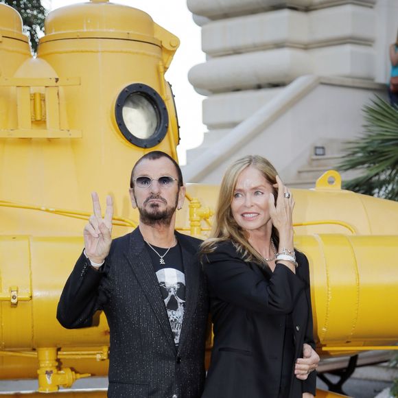 Ringo Starr et son épouse Barbara posent devant un sous-marin jaune lors du vernissage de l'exposition Passion / Ocean le 24 septembre 2013 au Musée Océanographique de Monaco.