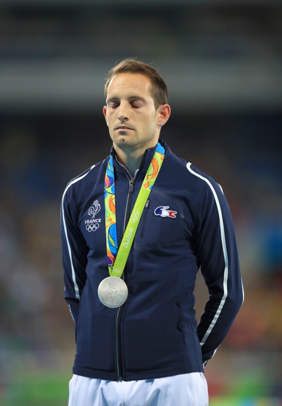 Renaud Lavillenie, sur le podium de la remise des médailles à Rio, le 16 août 2016