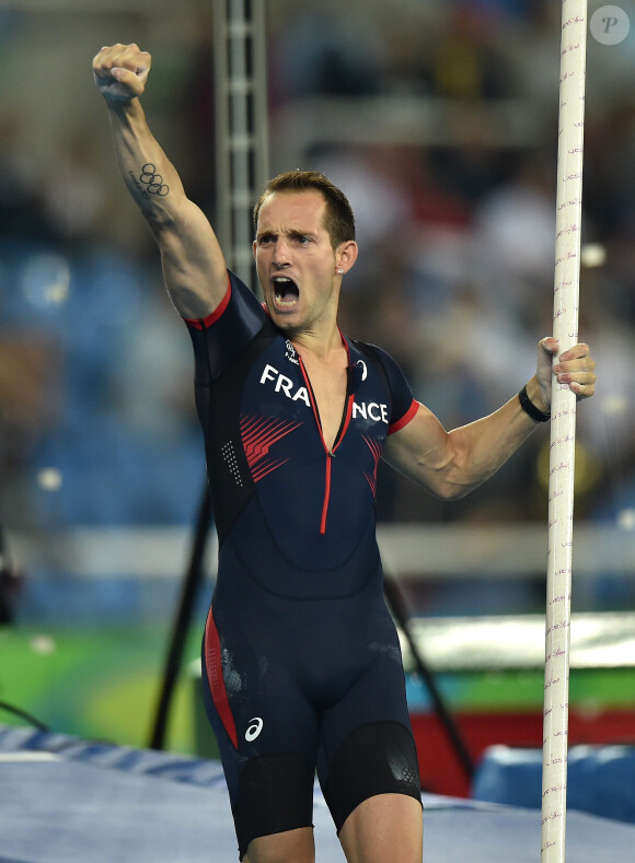 Le Français Renaud Lavillenie lors de la finale de l'épreuve de saut à la perche, à Rio, le 15 août 2016
