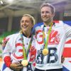 Laura Trott et Jason Kenny posant avec leurs médailles d'or de l'omnium et du keirin aux Jeux olympiques de Rio de Janeiro le 16 août 2016.