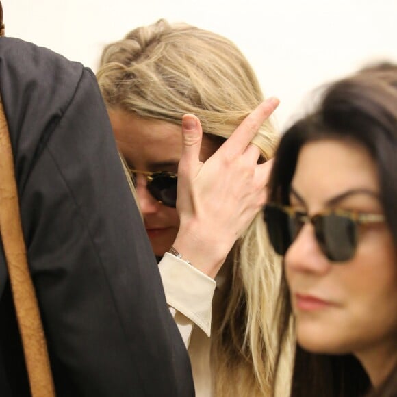 Amber Heard arrive au tribunal de Century City pour faire une déposition dans l'affaire qui l'oppose à son mari Johnny Depp pour violence conjugale et sa demande de divorce, elle est arrivée avec une heure et demie de retard alors que son avocate Samantha Spector l'attendait devant le tribunal à Century City le 6 aout 2016.