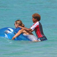 Heidi Klum : Vagues, bodysurf et corps de rêve, ses vacances en famille !